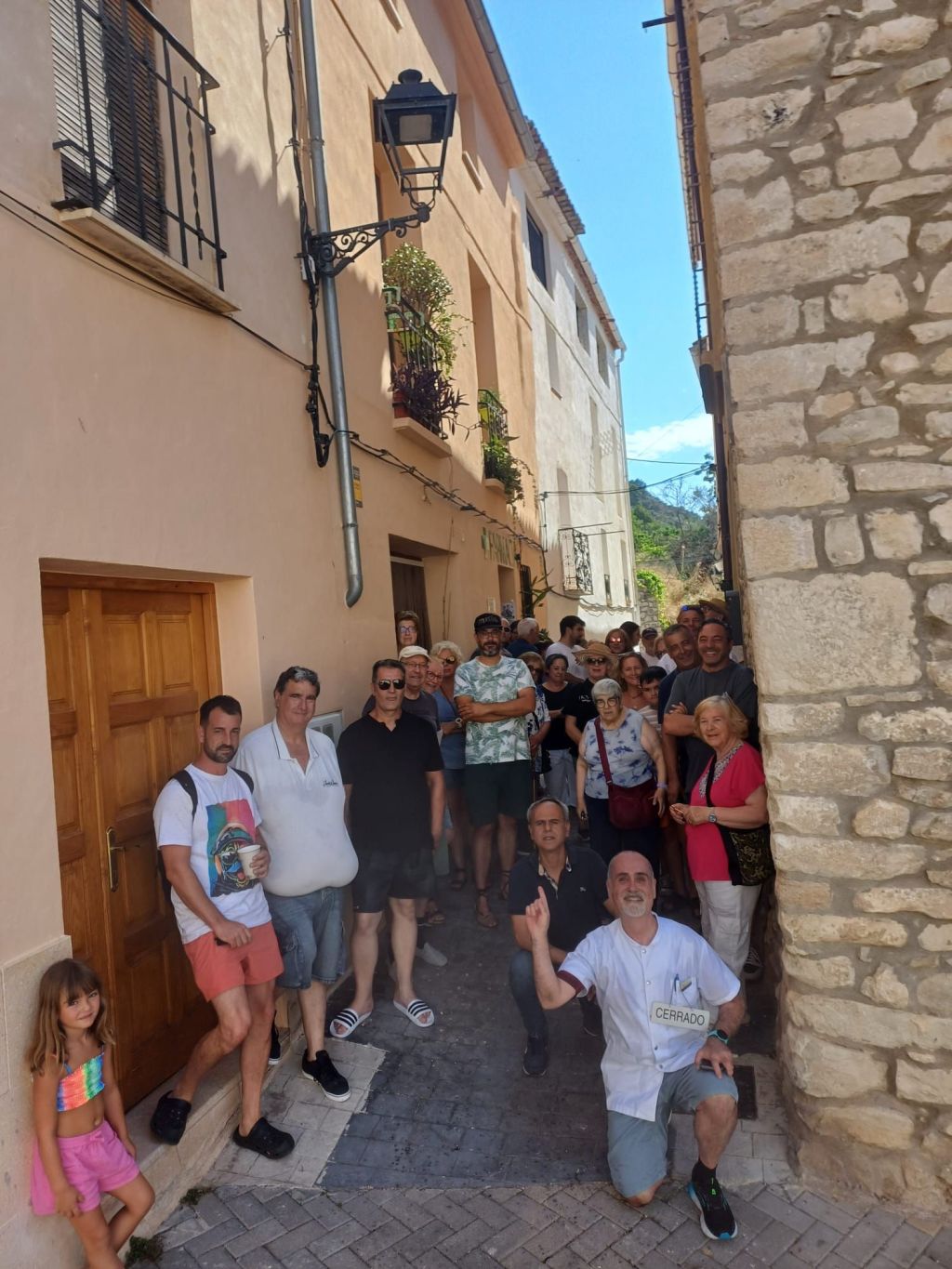 Los vecinos de un pueblo de Alicante (Benimassot) se solidarizan con su farmacéutico por los impagos de la&nbsp;Administración